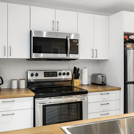 Beautiful 1 Bedroom Apartment - Private Entrance Moncton Bagian luar foto