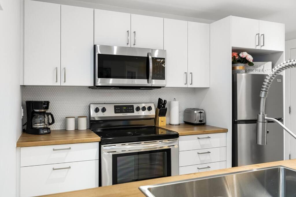 Beautiful 1 Bedroom Apartment - Private Entrance Moncton Bagian luar foto