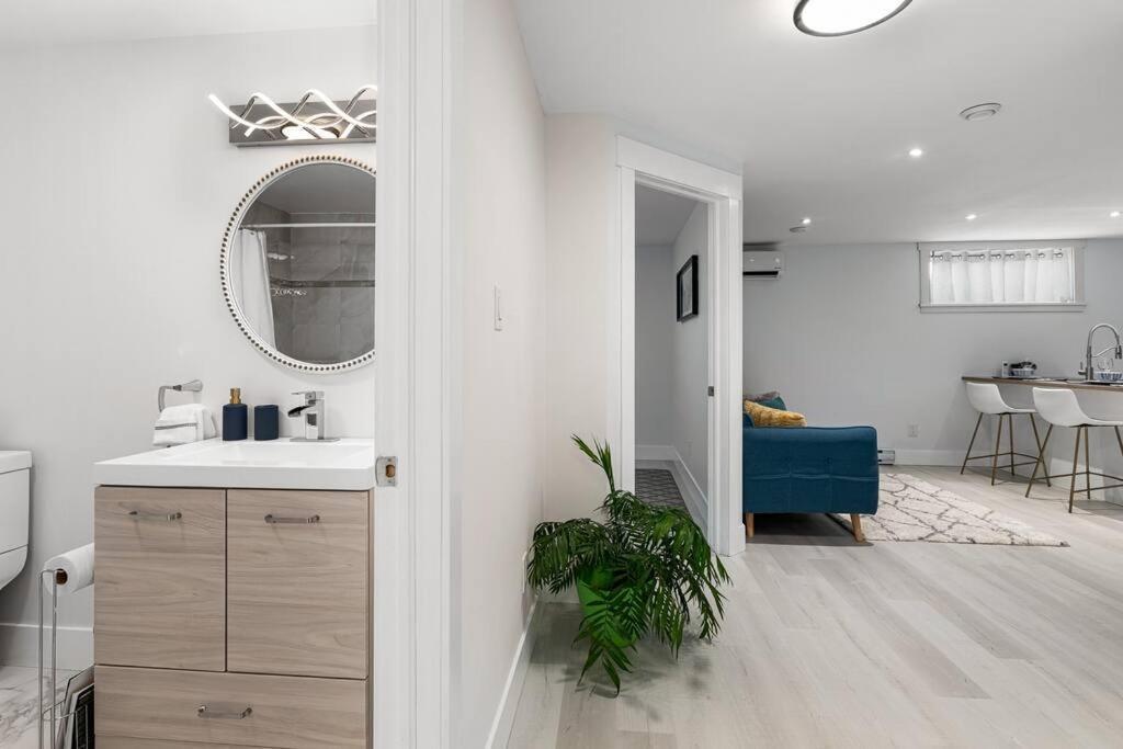 Beautiful 1 Bedroom Apartment - Private Entrance Moncton Bagian luar foto