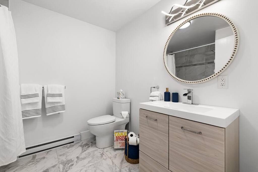 Beautiful 1 Bedroom Apartment - Private Entrance Moncton Bagian luar foto