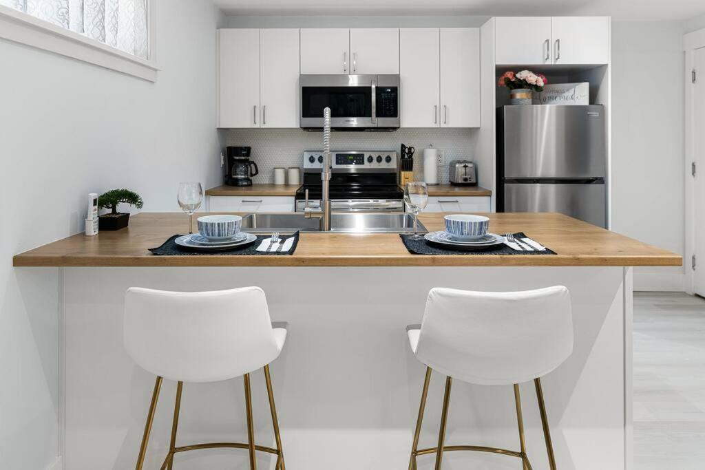 Beautiful 1 Bedroom Apartment - Private Entrance Moncton Bagian luar foto