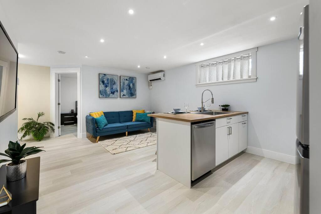 Beautiful 1 Bedroom Apartment - Private Entrance Moncton Bagian luar foto