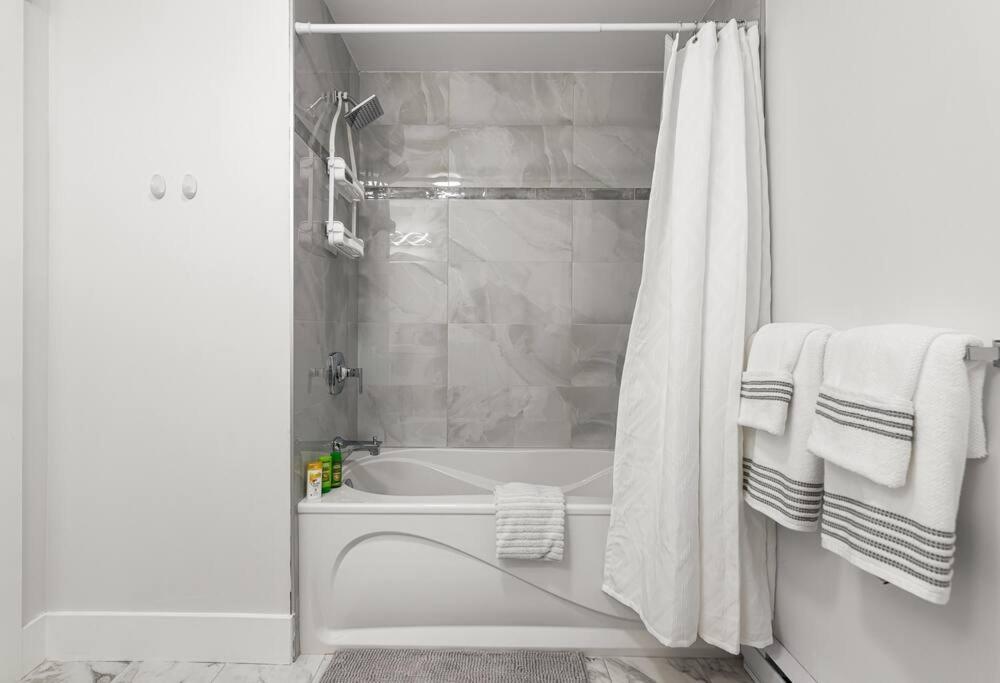 Beautiful 1 Bedroom Apartment - Private Entrance Moncton Bagian luar foto