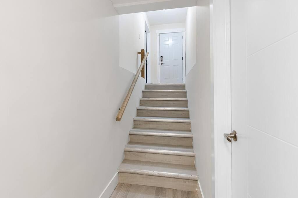 Beautiful 1 Bedroom Apartment - Private Entrance Moncton Bagian luar foto