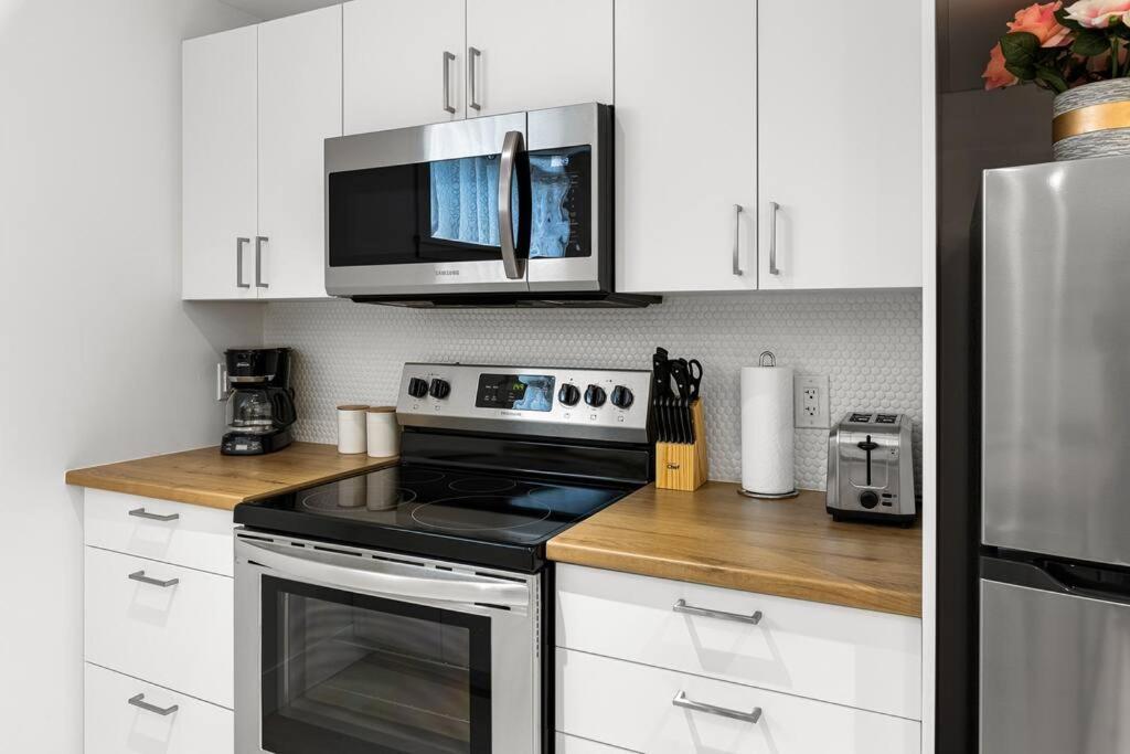 Beautiful 1 Bedroom Apartment - Private Entrance Moncton Bagian luar foto