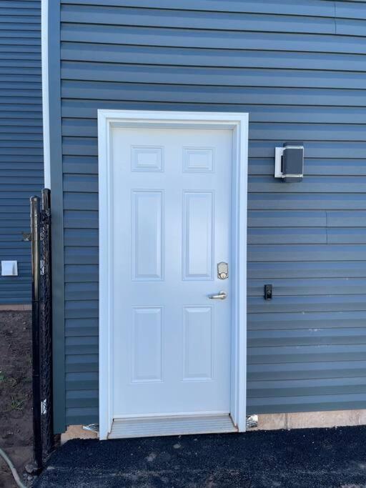 Beautiful 1 Bedroom Apartment - Private Entrance Moncton Bagian luar foto