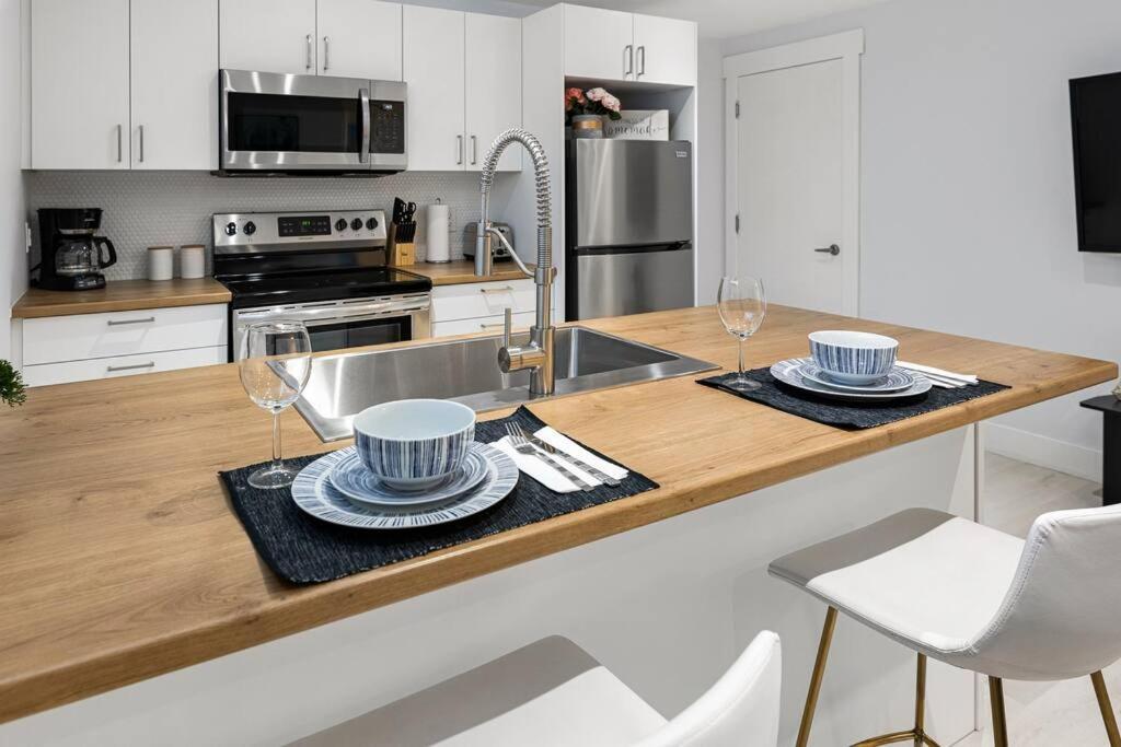 Beautiful 1 Bedroom Apartment - Private Entrance Moncton Bagian luar foto