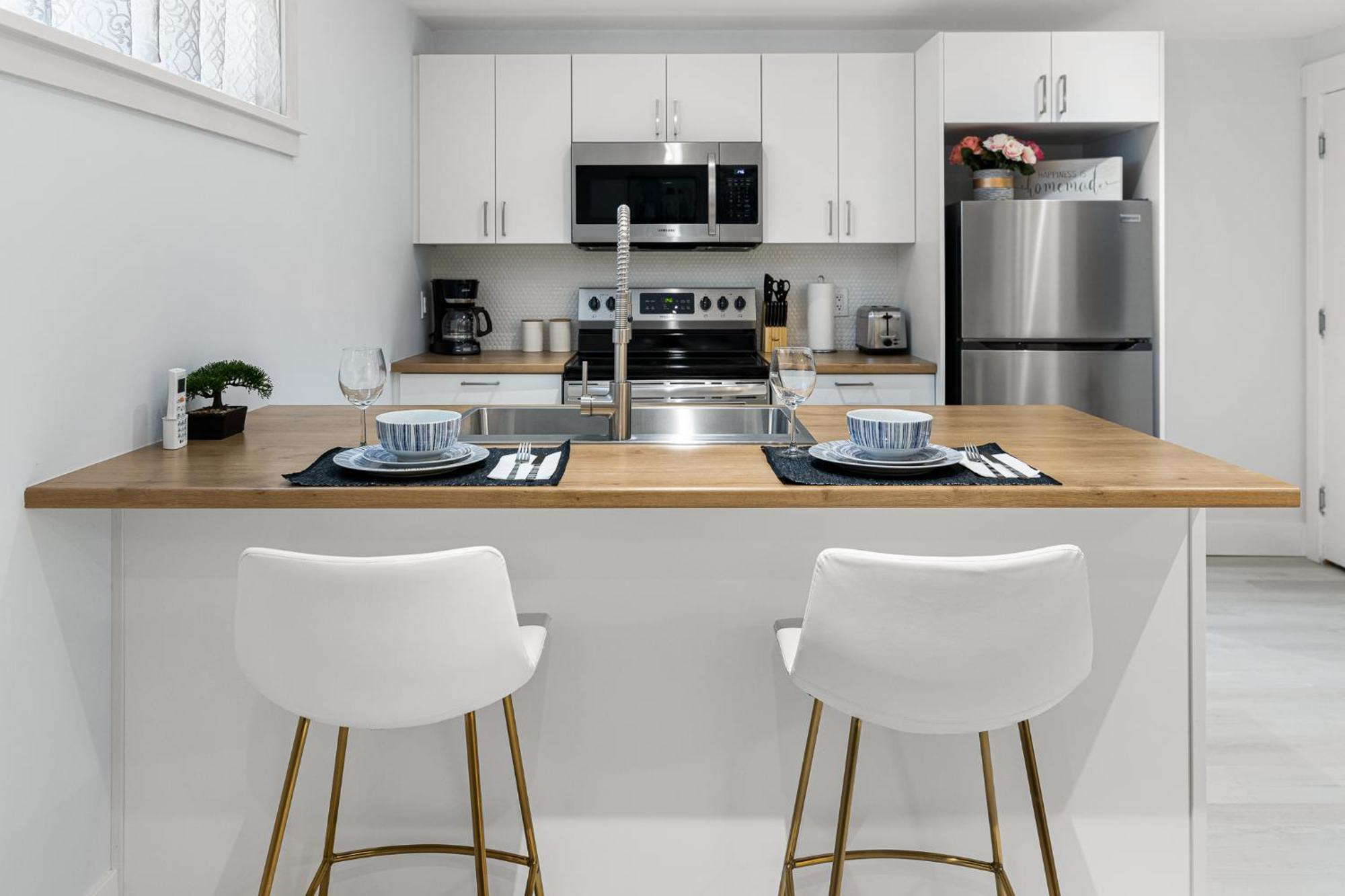 Beautiful 1 Bedroom Apartment - Private Entrance Moncton Bagian luar foto