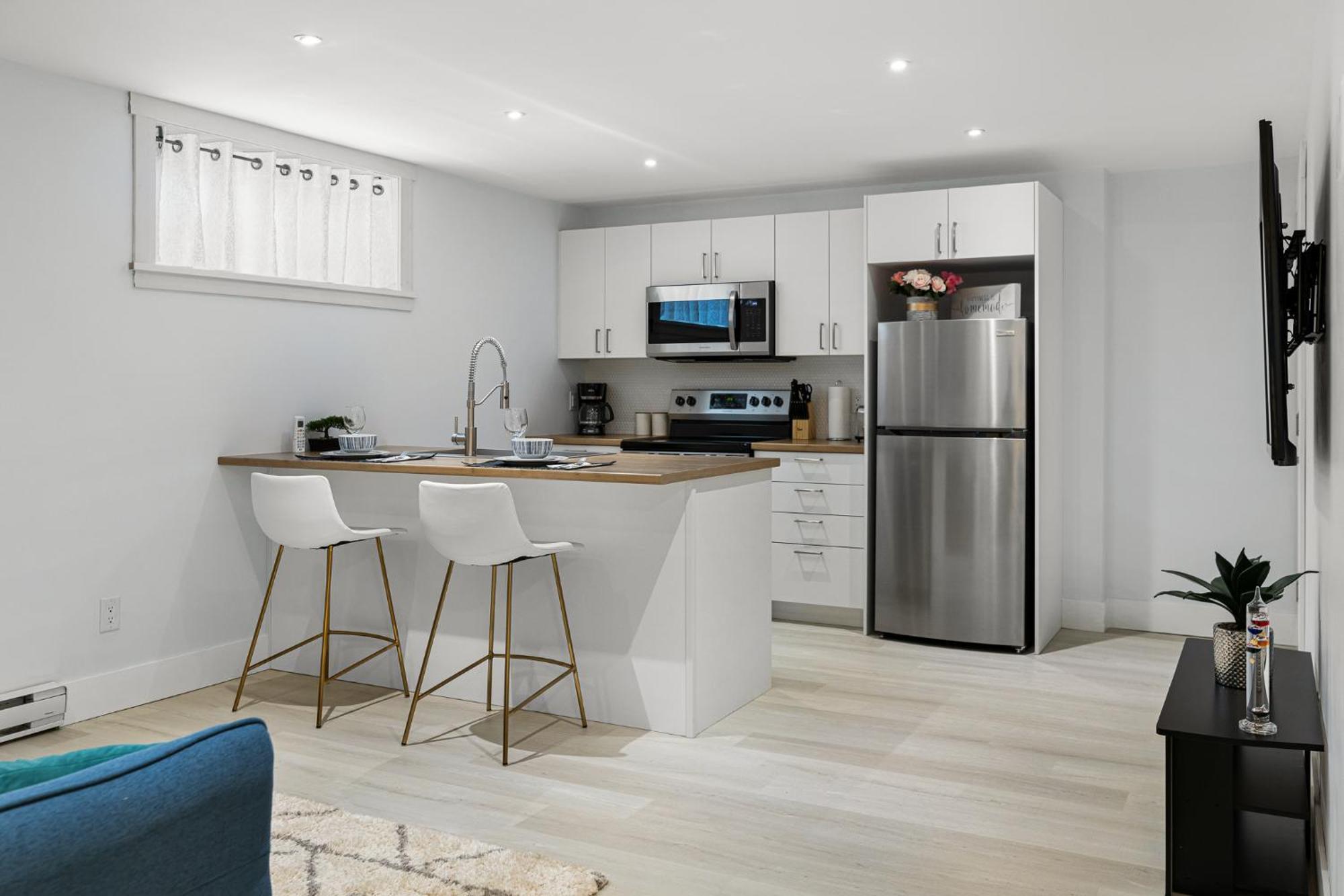 Beautiful 1 Bedroom Apartment - Private Entrance Moncton Bagian luar foto