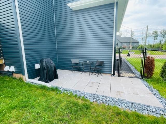 Beautiful 1 Bedroom Apartment - Private Entrance Moncton Bagian luar foto